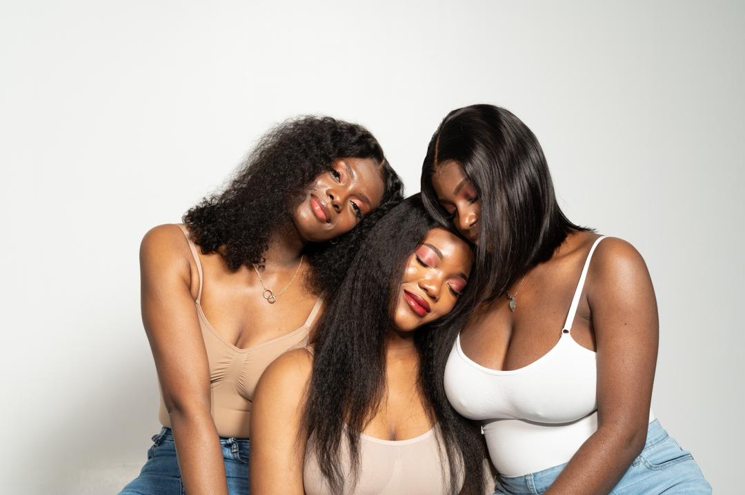 Portrait éditorial d’une femme avec une fleur dans les cheveux.